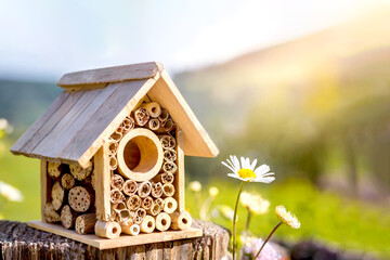 Bienenhotel, Insektenhotel zum Schutz für Insekten und Bienen 