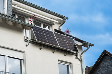 Balkonkraftwerk an einem Haus in Monheim am Rhein, Deutschland