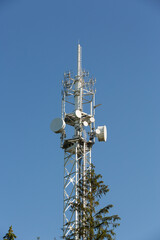 Gittermasten mit Antennen f&uuml;r den Mobilfunk, Rundfunk oder Fernsehen