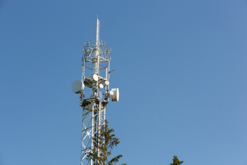 Gittermasten mit Antennen für den Mobilfunk, Rundfunk oder Fernsehen