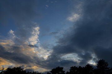 Fototapeta na wymiar Schöne dramatische liebliche Wolken, blauer Himmel