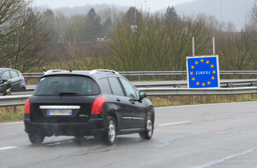 route pays frontiere signalisation europe europeen manifestation agriculteur panneaux a l'envers France