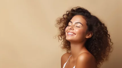 Foto op Plexiglas Portrait of smiling girl enjoying beauty treatment on beige background. Beautiful natural woman looking at copy space, spa and wellness concept. Carefree laughing woman with bare shoulders isolated. © Elchin Abilov