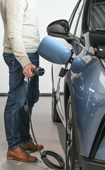 auto voiture electrique recharge borne station chargement batterie autonomie electricité