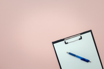 Clipboard and pen with empty pages for writing and sketching on pink background for business and education concept - obrazy, fototapety, plakaty
