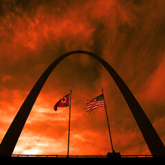 St Louis Arch Metal Gateway Landmark at Sunset with Flags - obrazy, fototapety, plakaty