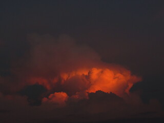 Naklejka premium Celestial show. A unique and magical moment in which the sun bids farewell with a burst of color that transforms the sky and the clouds into a work of art.