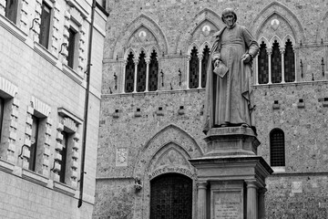 Fototapeta premium Siena Italy 09 30 2022: Old Medieval city in Tuscany in Europe. Art and culture. Tourists from all over the world for Piazza del Campo Palio Duomo Tower del Mangia and the oldest bank banco dei Paschi