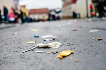 Abfall nach dem Fasching auf einer Straße im Dorf. 
