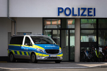 Patrol car in front of a German police station © Jan Winkler