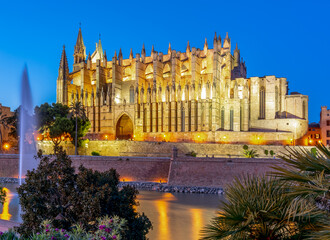 Naklejka premium Cathedral of Santa Maria of Palma (La Seu) at night, Palma de Mallorca, Spain