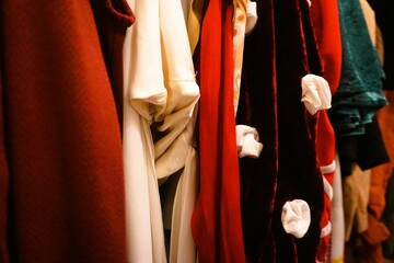Hängende rot-weiße Kostüme in Garderobe von Tanztheater