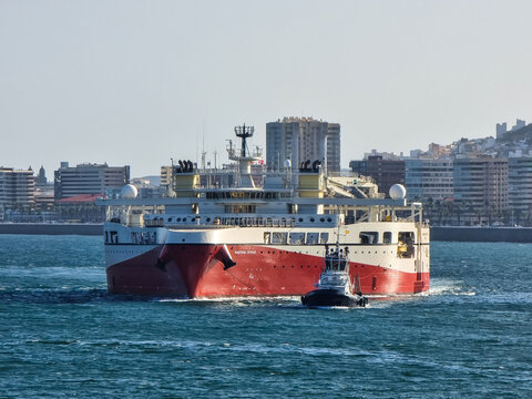 Seismic Research Vessel Ramform Tethys entering Las Palmas de Tenerife with assitance of a tugboat on 31st January 2024