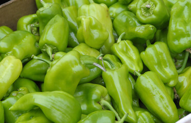 Pimientos verdes en una caja