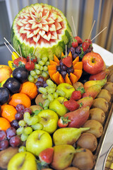 Naklejka na ściany i meble Presentación con surtido de frutas en el buffet de un hotel
