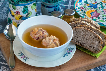 Bol con sopa y knudel típicos de Austria