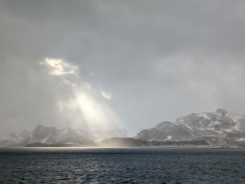 Nordk&uuml;ste von S&uuml;dgeorgien zwischen Sunset-Fjord und Sea-Leopard-Fjord bei st&uuml;rmischem Wetter mit leichtem Schneetreiben und etwas Sonne