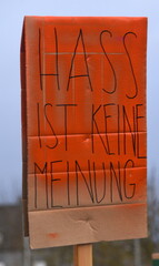 Pappschild auf einer Demo: 