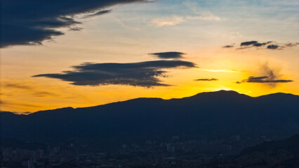 Foto aérea sobre un atardecer maravilloso en la ciudad de Medellín