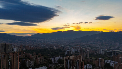 Foto aérea sobre un atardecer maravilloso en la ciudad de Medellín