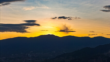 Foto aérea sobre un atardecer maravilloso en la ciudad de Medellín