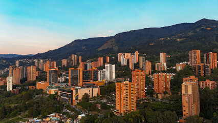 Obraz premium Foto aérea en la ciudad de Medellín, en el sector de El Poblado.