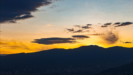 Obraz premium Foto aérea sobre un atardecer maravilloso en la ciudad de Medellín