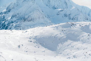 Berglandschaft unter einem klaren Winterhimmel