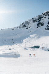Alpines Panorama: Schneebedeckte Gipfel und weite Aussichten