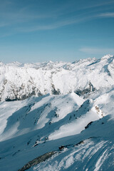 Alpines Panorama: Schneebedeckte Gipfel und weite Aussichten