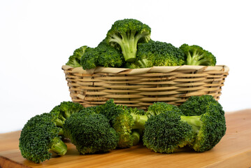 Brocoli fresco sobre canasta