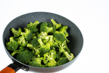 Cocinando brocoli fresco en sarten