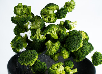 Cocinando brocoli fresco en sarten