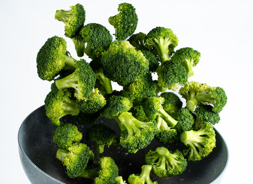 Cocinando brocoli fresco en sarten
