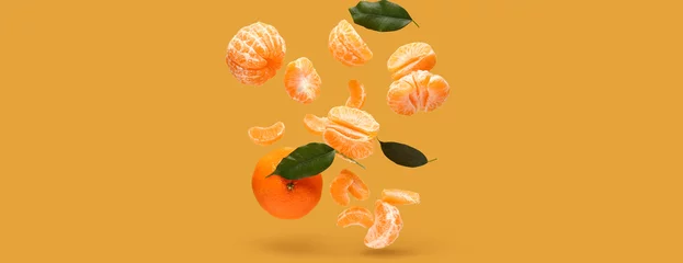 Fototapeten Peeled flying tangerines on beige background © Pixel-Shot