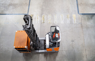 fahrender Reach Truck bzw. Schubmaststapler / Gabelstapler im Logistik-Lager mit Ware von oben