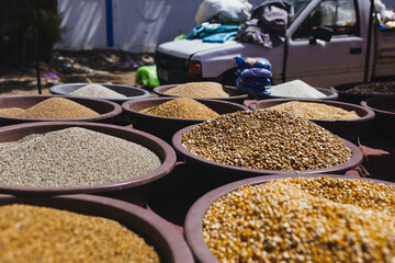 épices colorées sur le marché en Tunisie