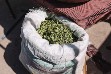 Menthe dans un sac sur le marché en Tunisie
