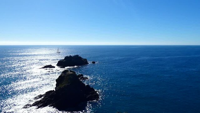 Paisaje mar&iacute;timo del mediterr&aacute;neo desde las alturas con islotes - d&iacute;a soleado