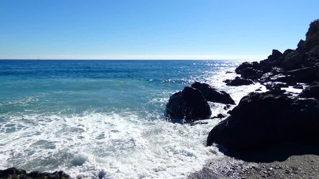 Contraste de color azul en el mar - corrientes separadas en el horizonte - oc&eacute;ano con azul zafiro