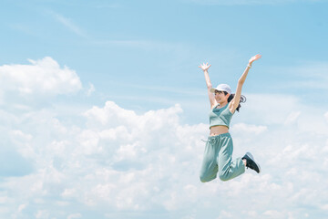 ジャンプ・有酸素運動・スポーツ・運動・筋トレするスポーツウェアを着た日本人女性
