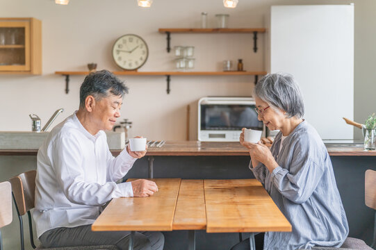 お茶・コーヒーの匂いを嗅ぐアジア人高齢者夫婦（香り・味覚）
