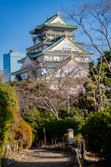 Fototapeta premium Landscape view Osaka's landmark Osaka Castle castle tower that shines in the blue sky, Osaka Japan.