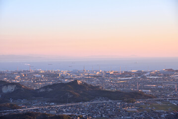 Fototapeta na wymiar 兵庫県・高砂市高御座山の山頂から冬の午後、霞の風景