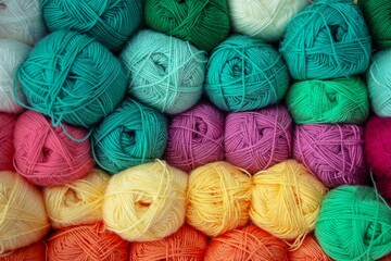 Ovillos de lana de muchos colores pastel expuestos en tienda - obrazy, fototapety, plakaty