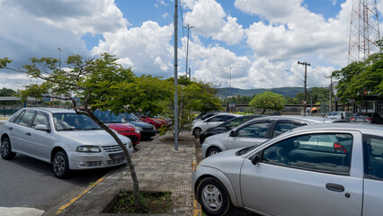 Carros estacionados em frente faculdade universidade em cidade brasileira