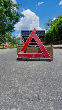 Caminh&atilde;o quebrado em avenida com tri&acirc;ngulo sinalizando sua pane mec&acirc;nica