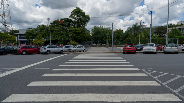 Carros estacionados em frente faculdade universidade em cidade brasileira