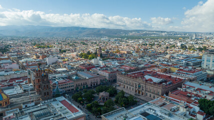 Fototapeta premium Vista aérea del Centro Histórico de San Luis Potosí, México con paisaje de la ciudad al fondo