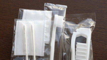 Fototapeta na wymiar 洗面用具,歯ブラシ、ヘアブラシ、綿棒、コットン
